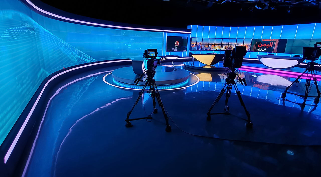 Écran LED grand format installé dans un espace de travail professionnel, affichant une image haute définition avec des couleurs vives et un contraste élevé