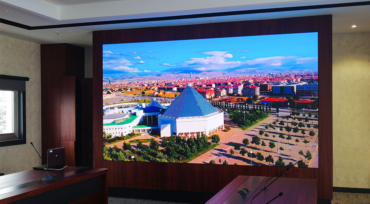 Studio de télévision équipé d'un mur LED incurvé bleu, illustrant la gestion de contenus dynamiques en temps réel pour un plateau professionnel