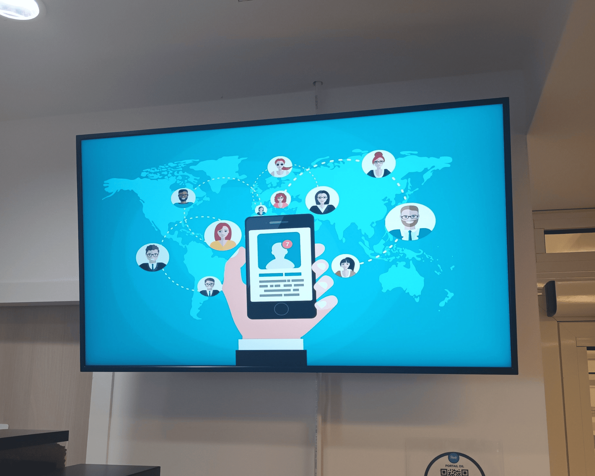 Écran affichage dynamique corporate dans un espace de travail moderne