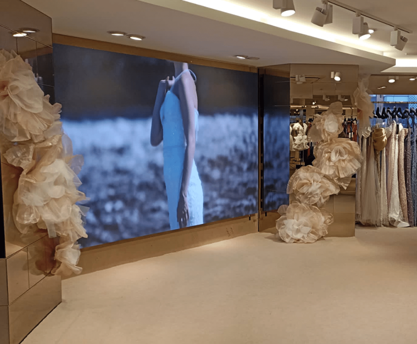 Écran LED installé en vitrine d'un commerce retail pour affichage dynamique des promotions et produits