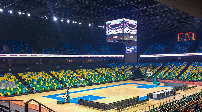 Écran LED périmètrique Arena Laurea installé dans un stade de football lors d'un match professionnel