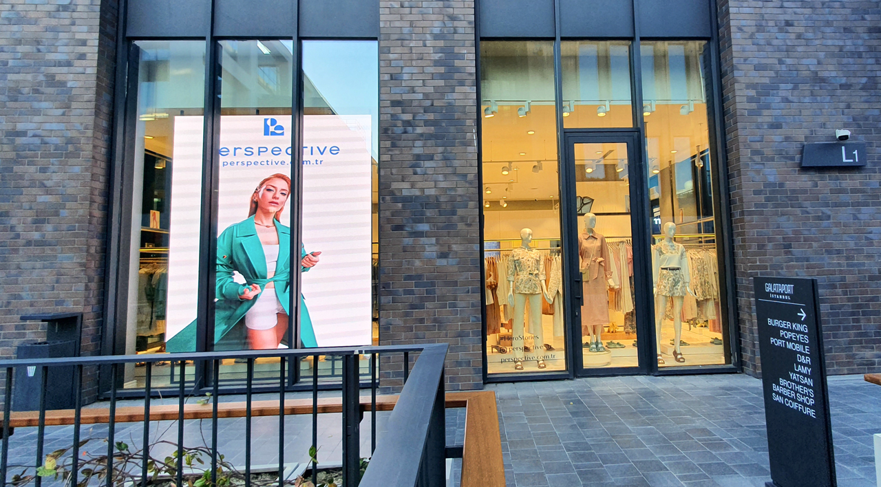 Écran LED haute luminosité installé en vitrine de boutique retail