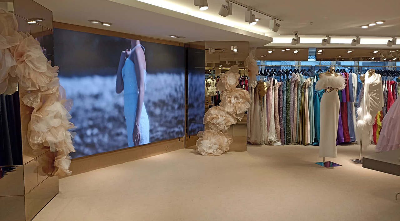Mur LED immersif dans un showroom pour présentation produit premium