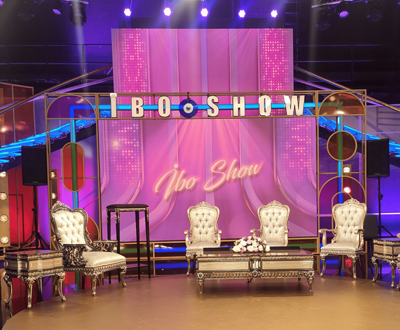 Mur LED grand format installé lors d'un événement professionnel, congrès ou soirée de gala pour une scénographie immersive