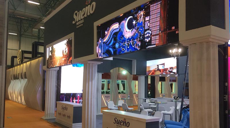 Écran LED événementiel Laurea Scène installé lors d'un concert ou congrès – mur LED modulable haute luminosité