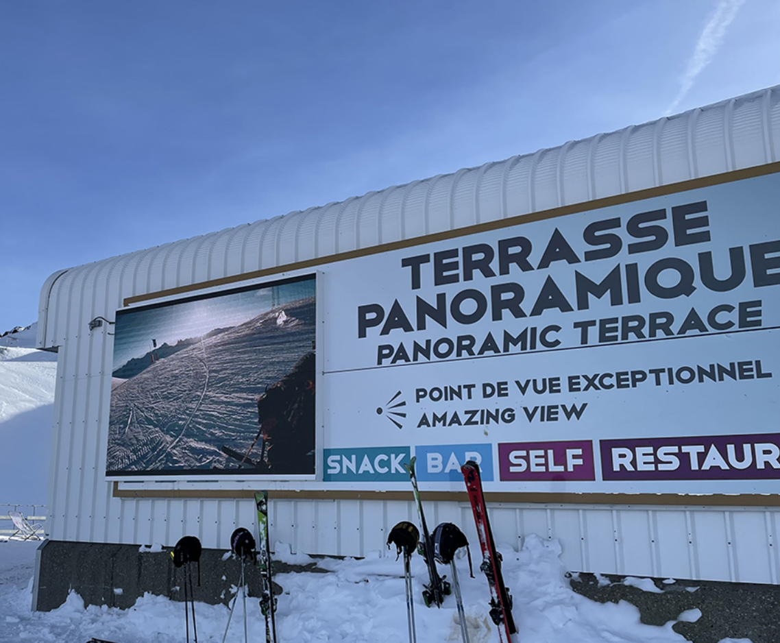 Installation écran LED Laurea Les Deux Alpes Refuge des Glaciers