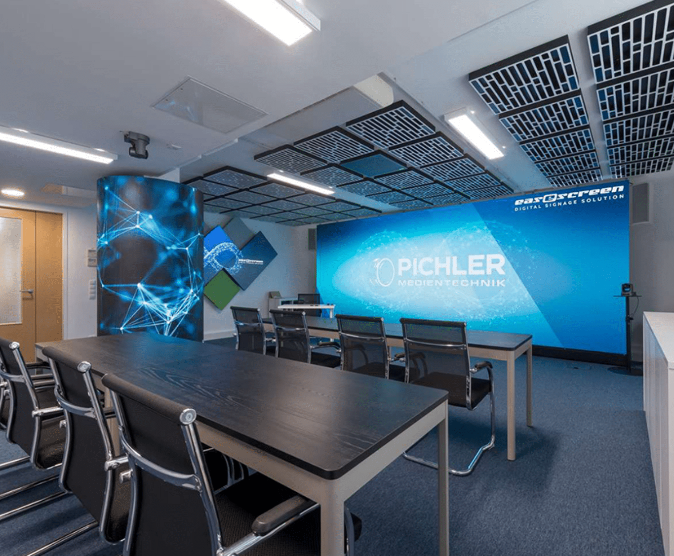 Écran LED installé dans un hall d'entrée ou espace public d'un bâtiment professionnel pour affichage institutionnel et signalétique dynamique