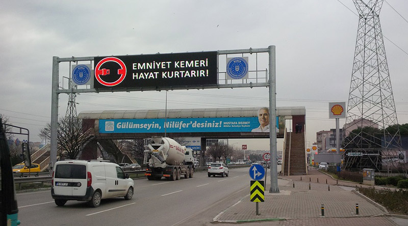 Panneau LED VMS Laurea Trafic installé sur route pour signalisation numérique à messages variables