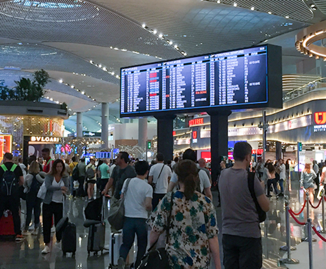 Écran LED affichage information voyageurs gare aéroport
