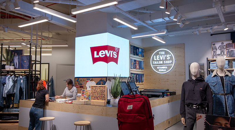 Écran LED Laurea installé dans un commerce retail animant l'espace et attirant les clients