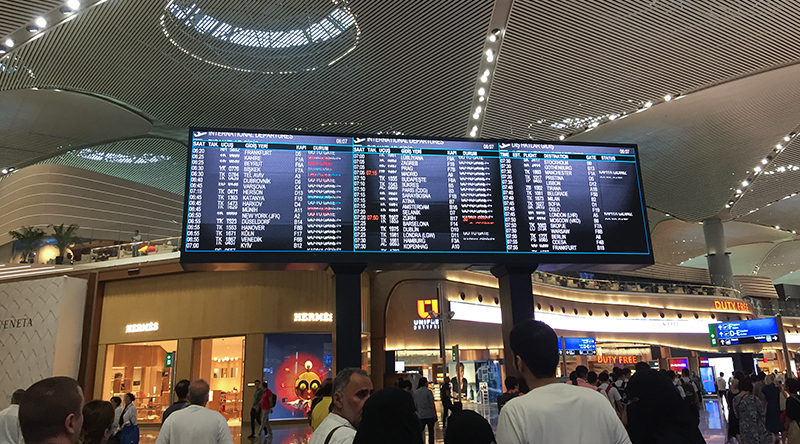 Installation écran LED FIDS départs Laurea – Aéroport d'Istanbul Turquie