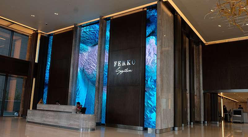 Écran LED Laurea installé dans un espace de bureaux corporate pour communication interne et image de marque