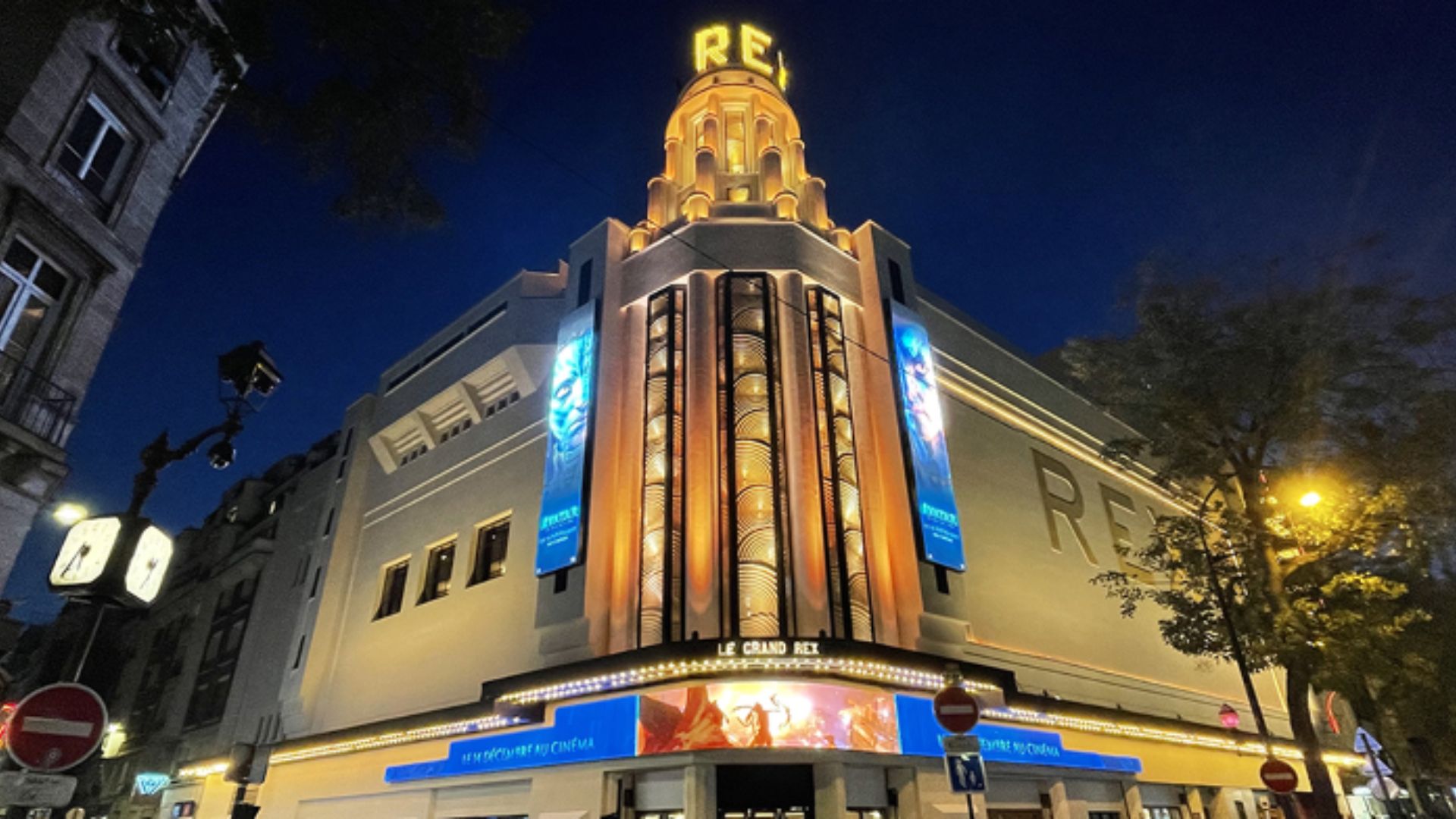 Écran LED extérieur CityLine Laurea installé en environnement urbain pour affichage publicitaire hors domicile