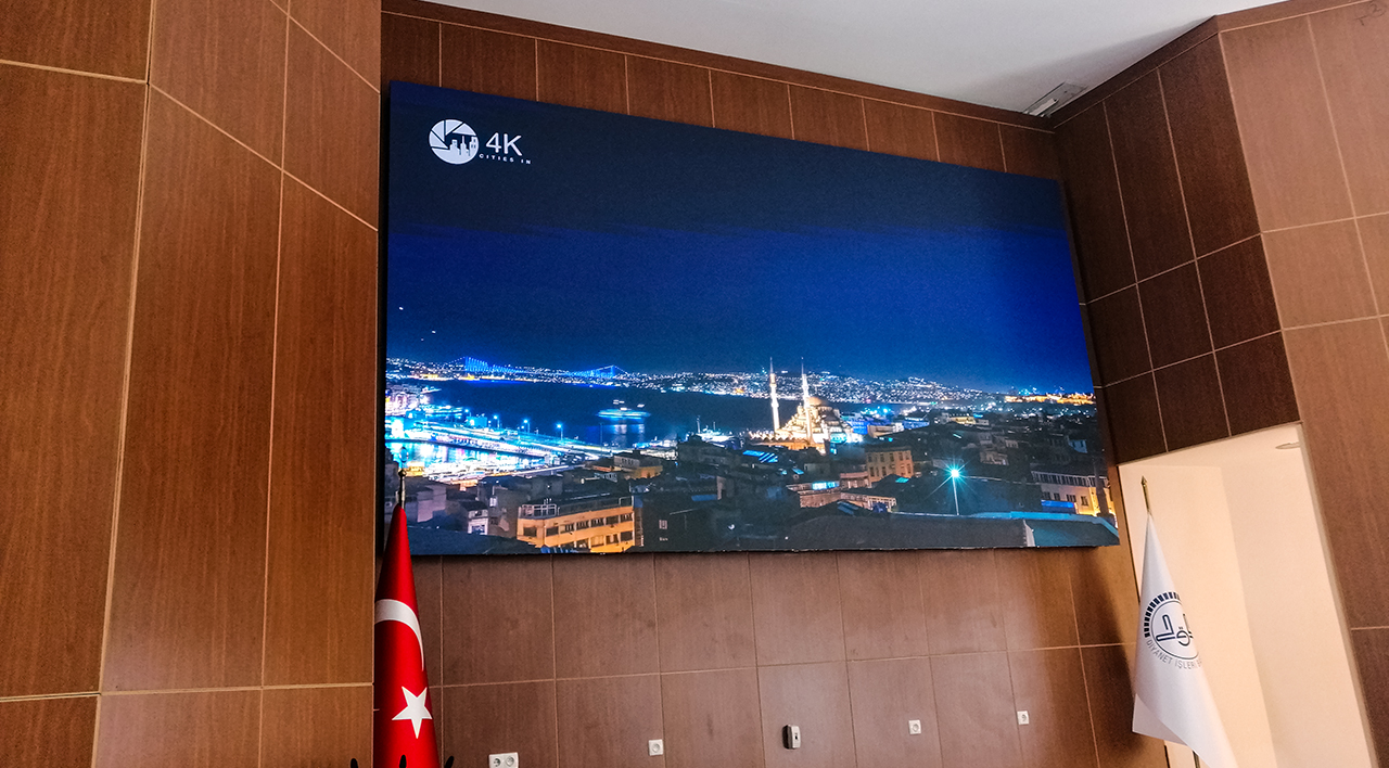 Écran LED installé dans un hall d'accueil d'entreprise pour image de marque et information visiteurs