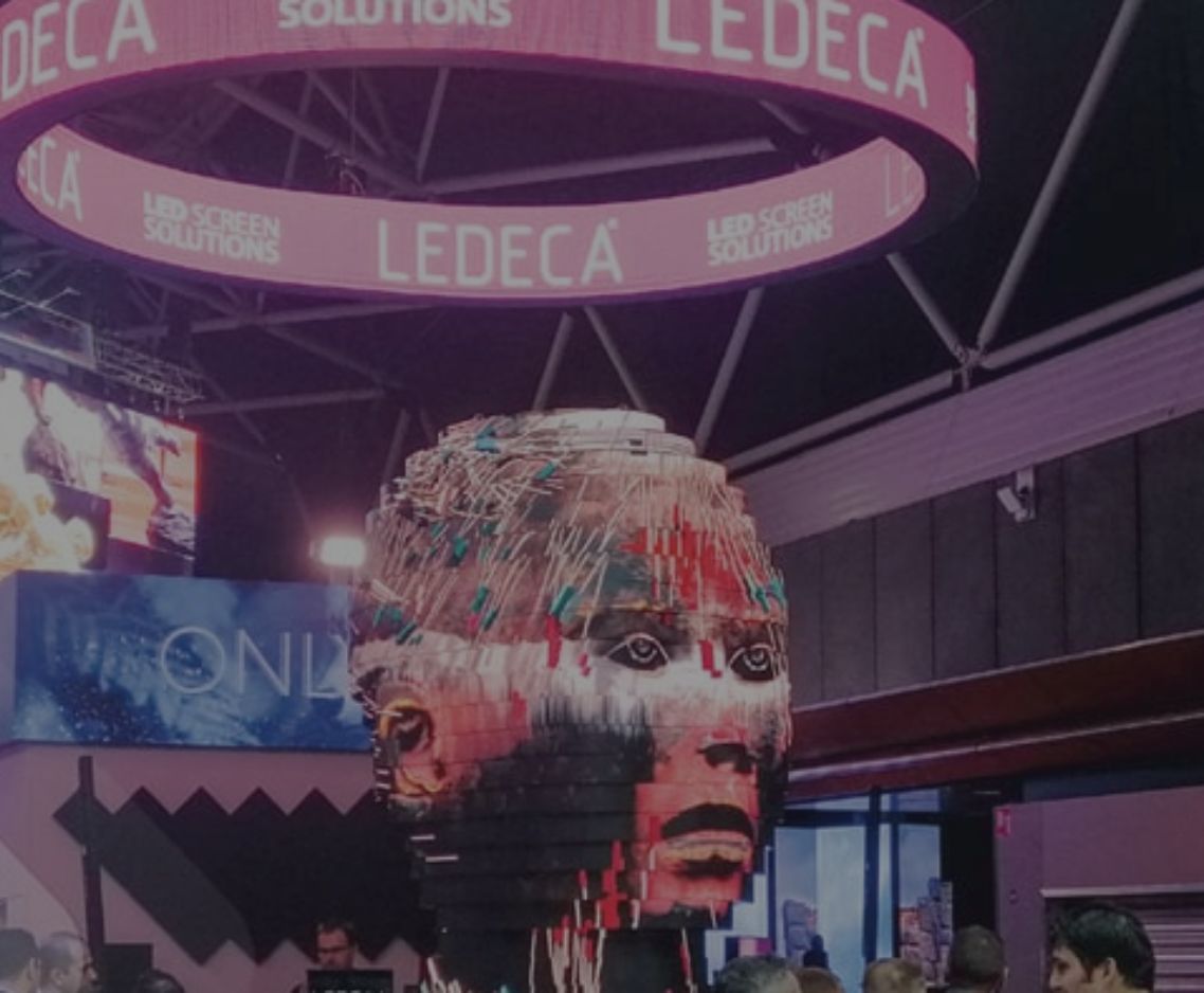 Écran LED sur-mesure FreeForm Laurea – installation flexible en forme courbe pour espace commercial ou événementiel