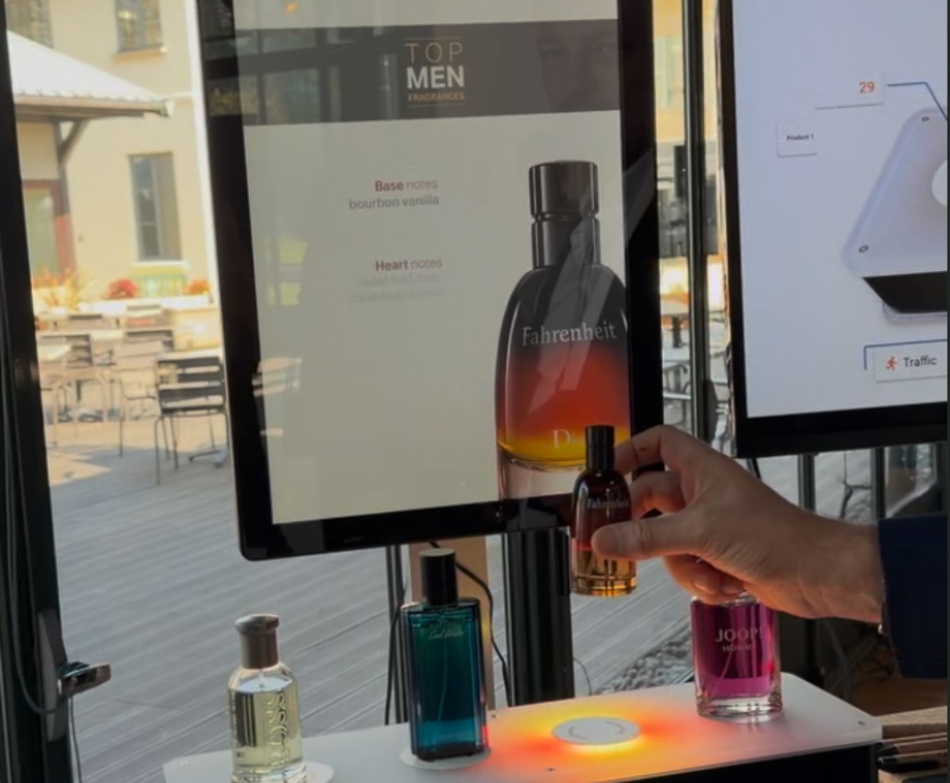 Mobilier intelligent RFID en point de vente pour afficher automatiquement les infos produit