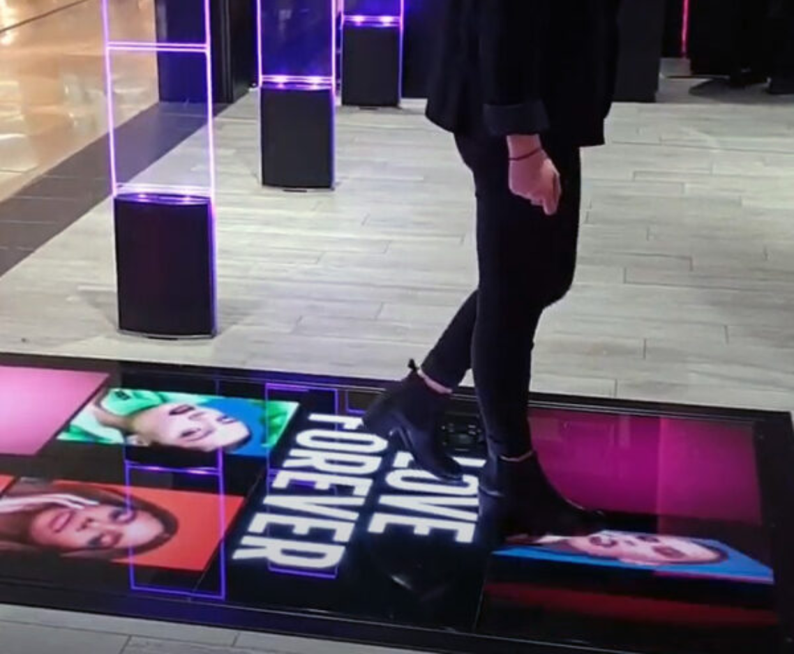 Sol LED interactif réagissant aux mouvements expérience immersive