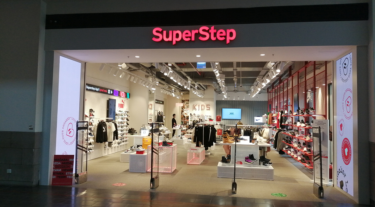 Installation écran LED Laurea au Grand Rex Paris