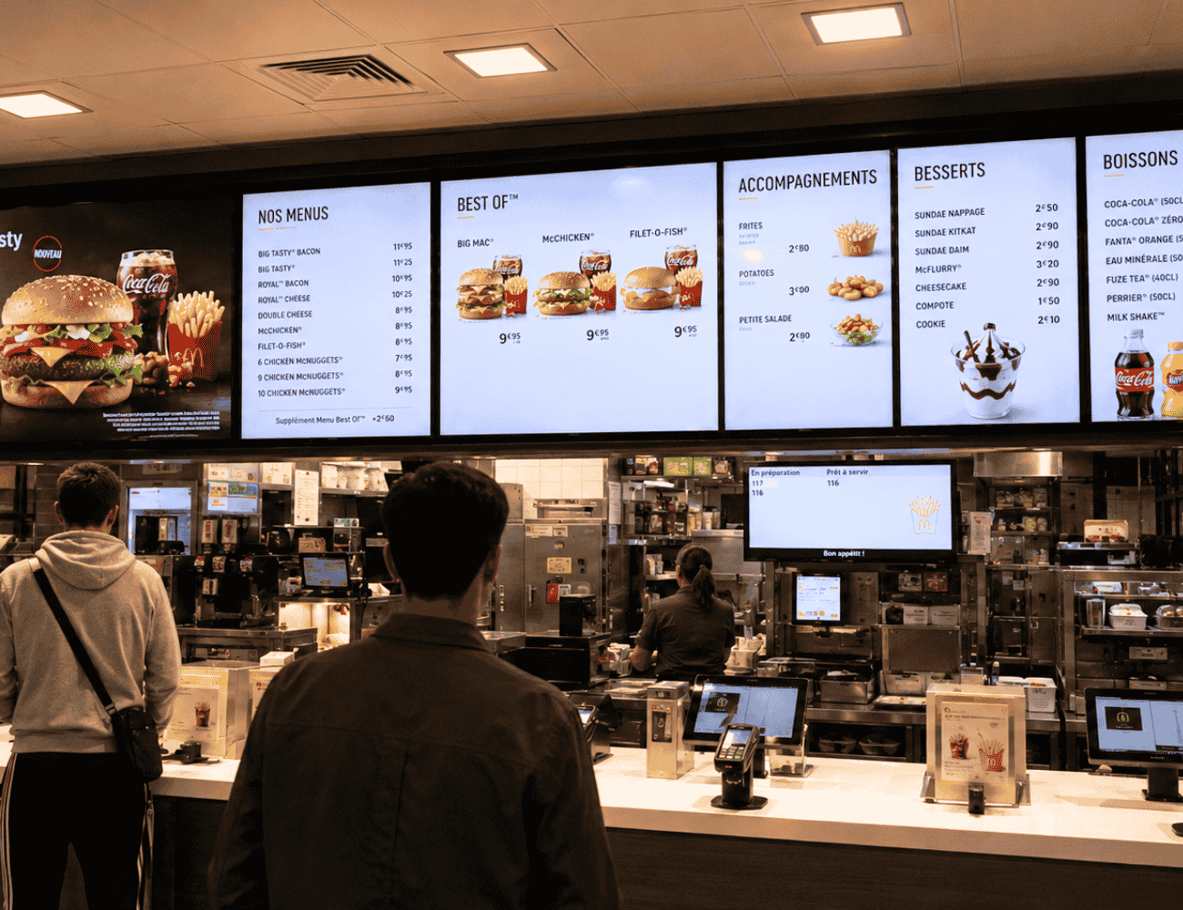 Écran DOOH menu board dans un restaurant
