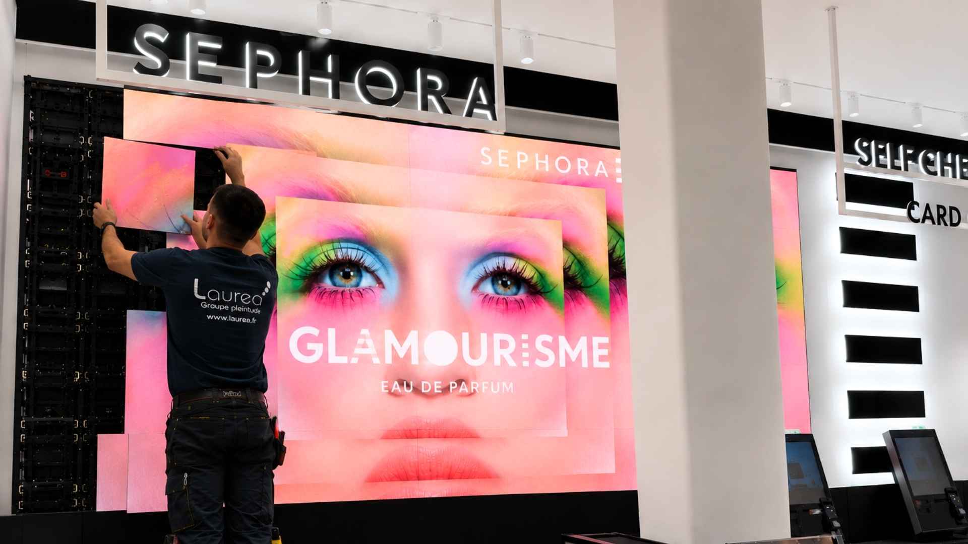 Technicien Laurea installant l'écran LED grand format chez Sephora Glasgow