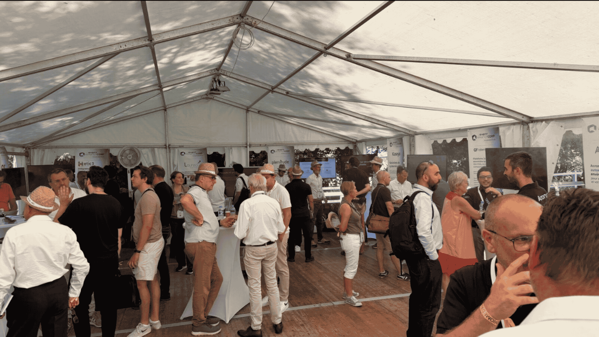 Démonstration d'une solution d'affichage dynamique sur le stand Laurea
